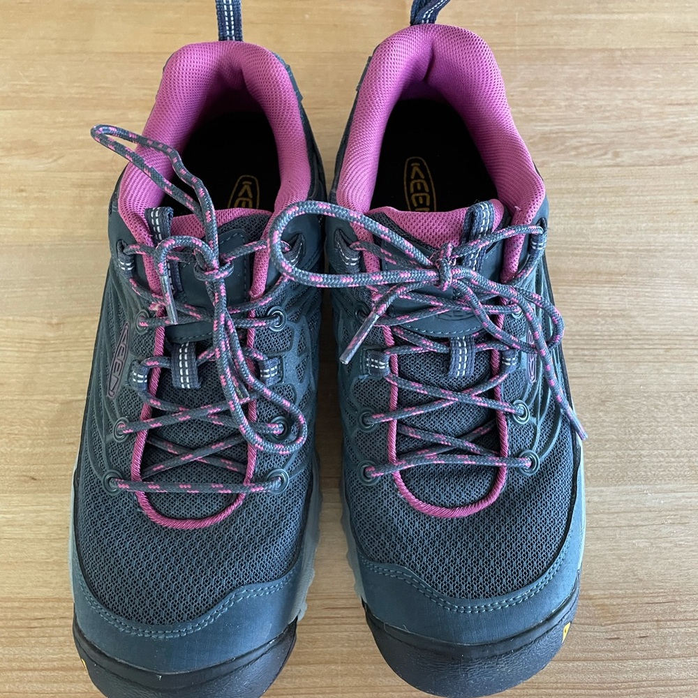 Keen women’s 9.5 hiking shoes